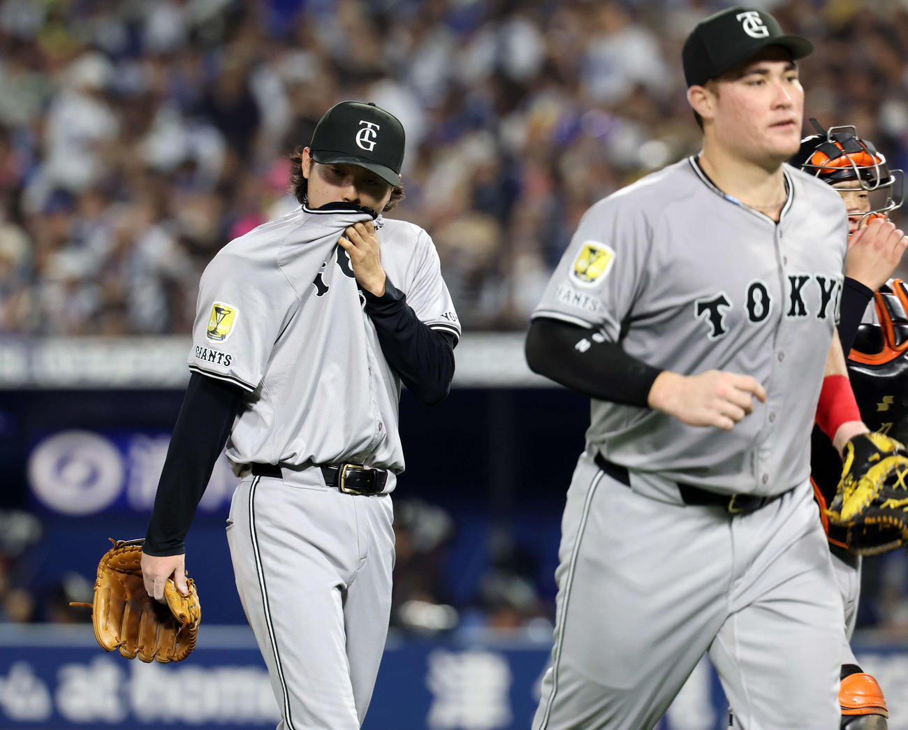 DeNA対巨人　6回裏DeNAに2点を追加され、汗をぬぐってマウンドを降りる田中瑛（撮影・浅見桂子）