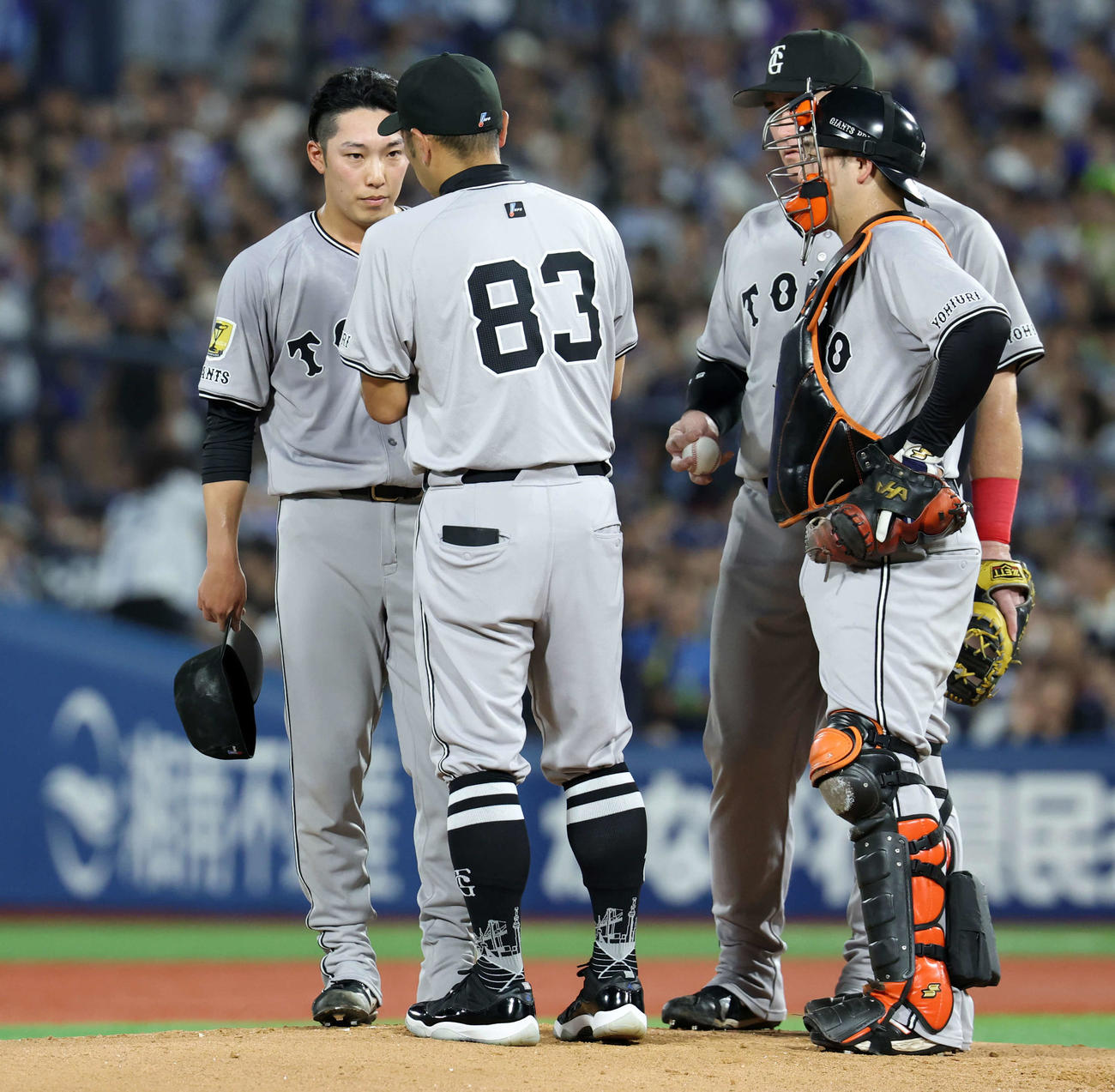 DeNA対巨人　1回裏DeNA無死満塁、阿部監督（手前）から降板を告げられ悔しそうな表情の赤星（奥）（撮影・浅見桂子）