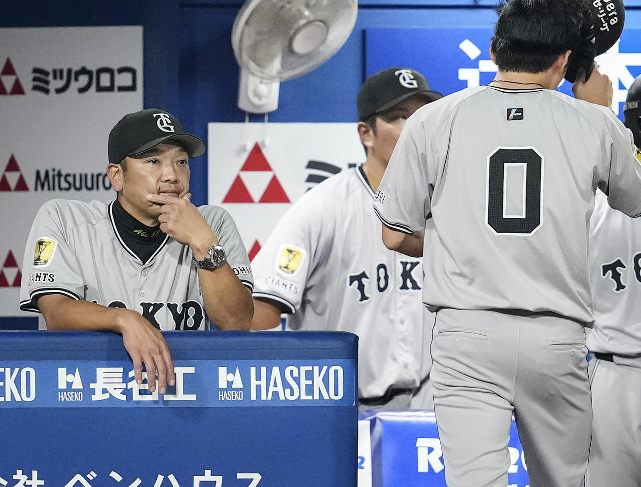 9回、一塁けん制セーフの判定がリクエストにより覆り、表情を硬くする巨人・阿部監督。右はアウトとなった代走増田大（共同）
