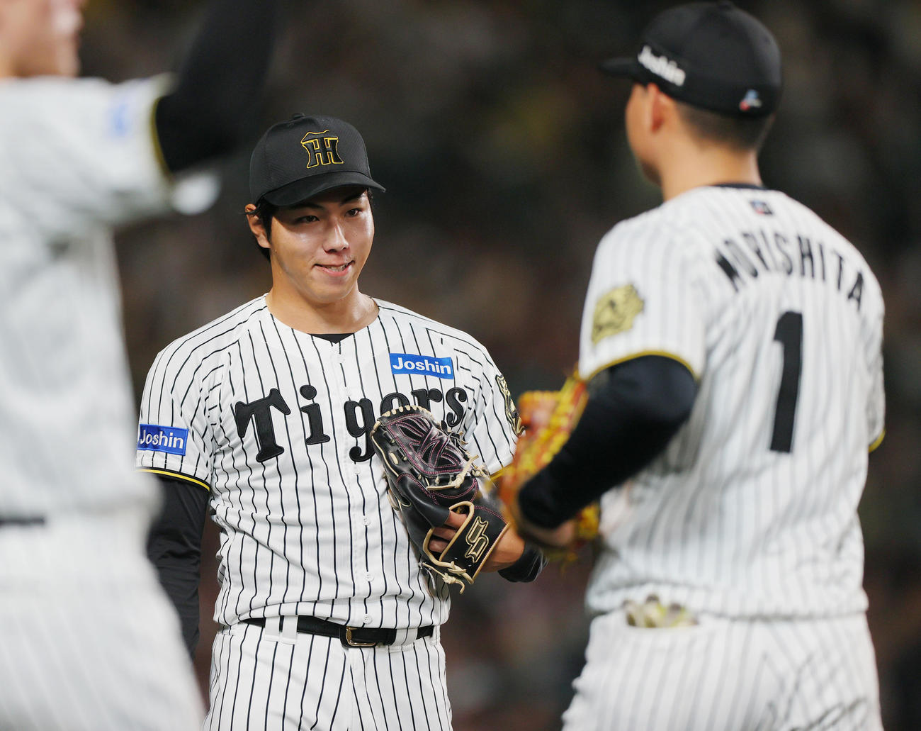 阪神対中日　8回に登板した工藤（中央）は3者連続三振に仕留めベンチに引き揚げる（撮影・上山淳一）