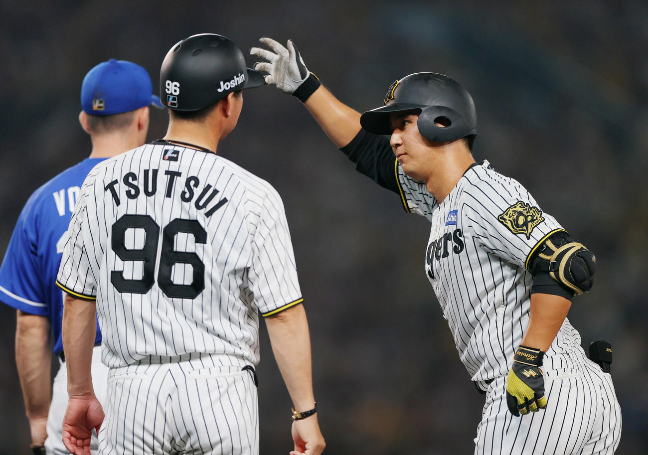 阪神対中日　5回裏阪神1死、井坪（右）は中前打を放ちベンチに向かってポーズする（撮影・上山淳一）