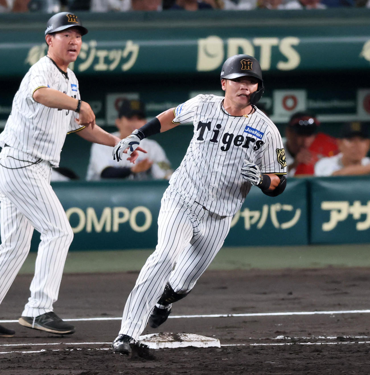 阪神対中日　2回裏阪神1死、小野寺は左越え二塁打を放つ（撮影・加藤哉）