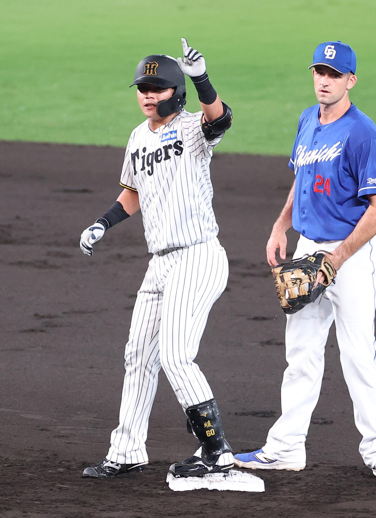 阪神対中日　2回裏阪神1死、小野寺（左）は二塁打を放つ（撮影・上田博志）