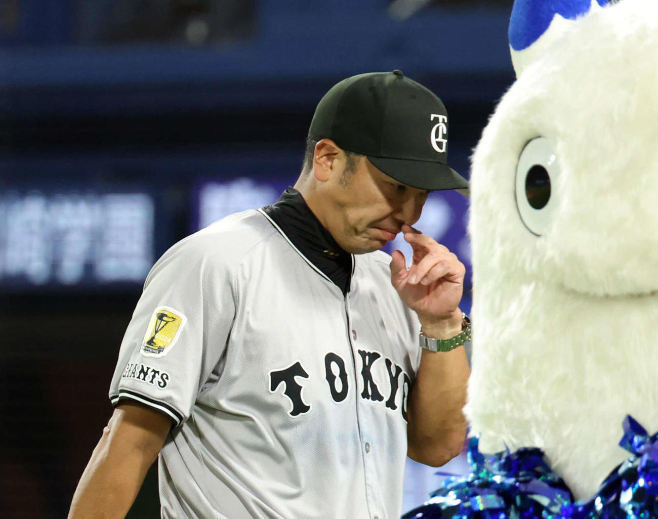DeNA対巨人　投手交代を告げ、うつむきながら歩く巨人阿部監督（撮影・浅見桂子）