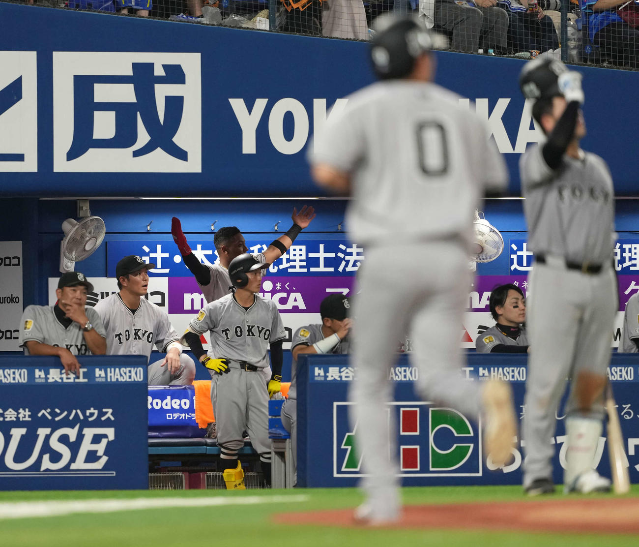 DeNA対巨人　9回に増田大がアウトとなりベンチで浮かない表情の阿部監督（左端）（撮影・井上学）