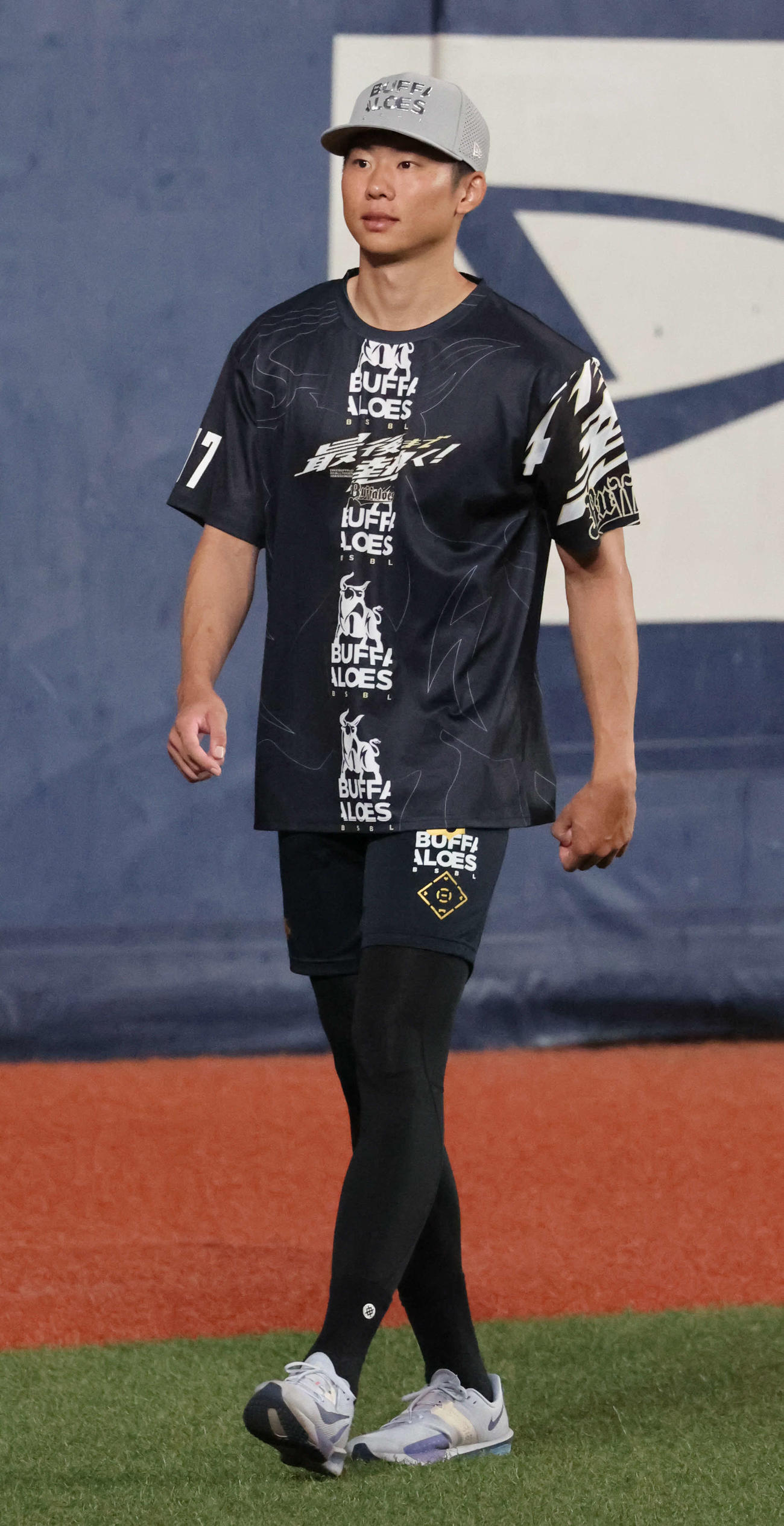 オリックス対ソフトバンク　前日の試合で、折れたバットが当たり交代したオリックス曽谷は笑顔で練習に参加しウォーキングした（撮影・西尾就之）