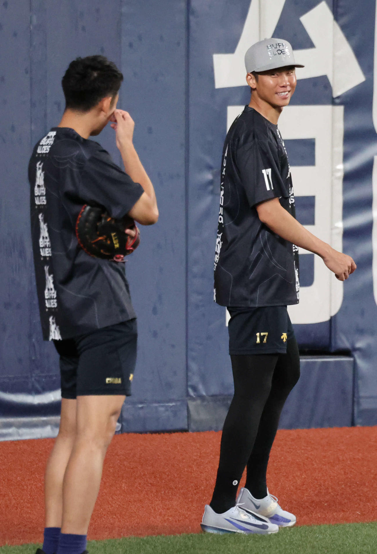 オリックス対ソフトバンク　前日の試合で、折れたバットが当たり交代したオリックス曽谷は笑顔で練習に参加した（撮影・西尾就之）