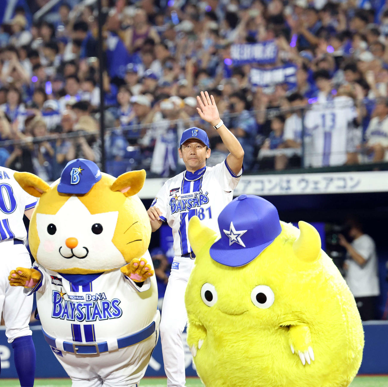 DeNA対巨人　9－7で勝利し、スタンドに手を振るDeNA三浦監督（2025年9月14日撮影）