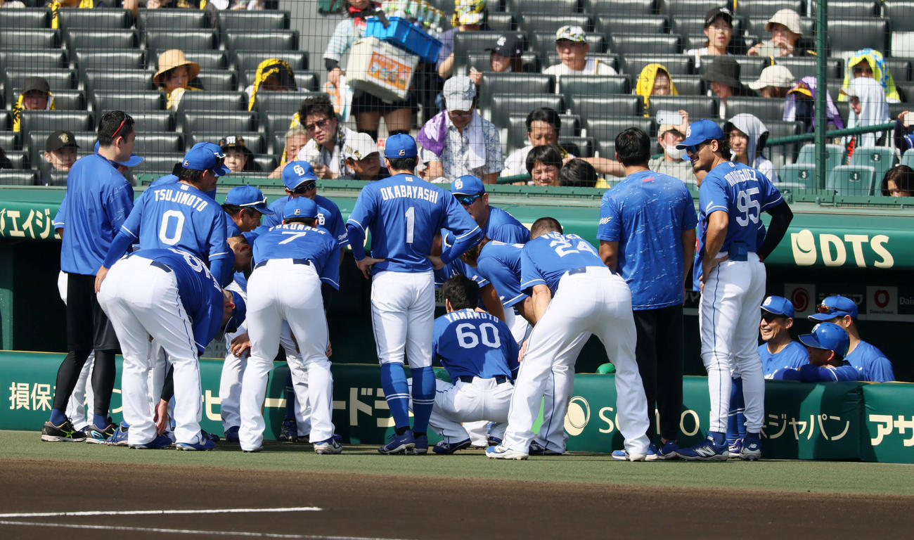 阪神対中日　試合前の円陣を組む中日ナイン（撮影・加藤哉）