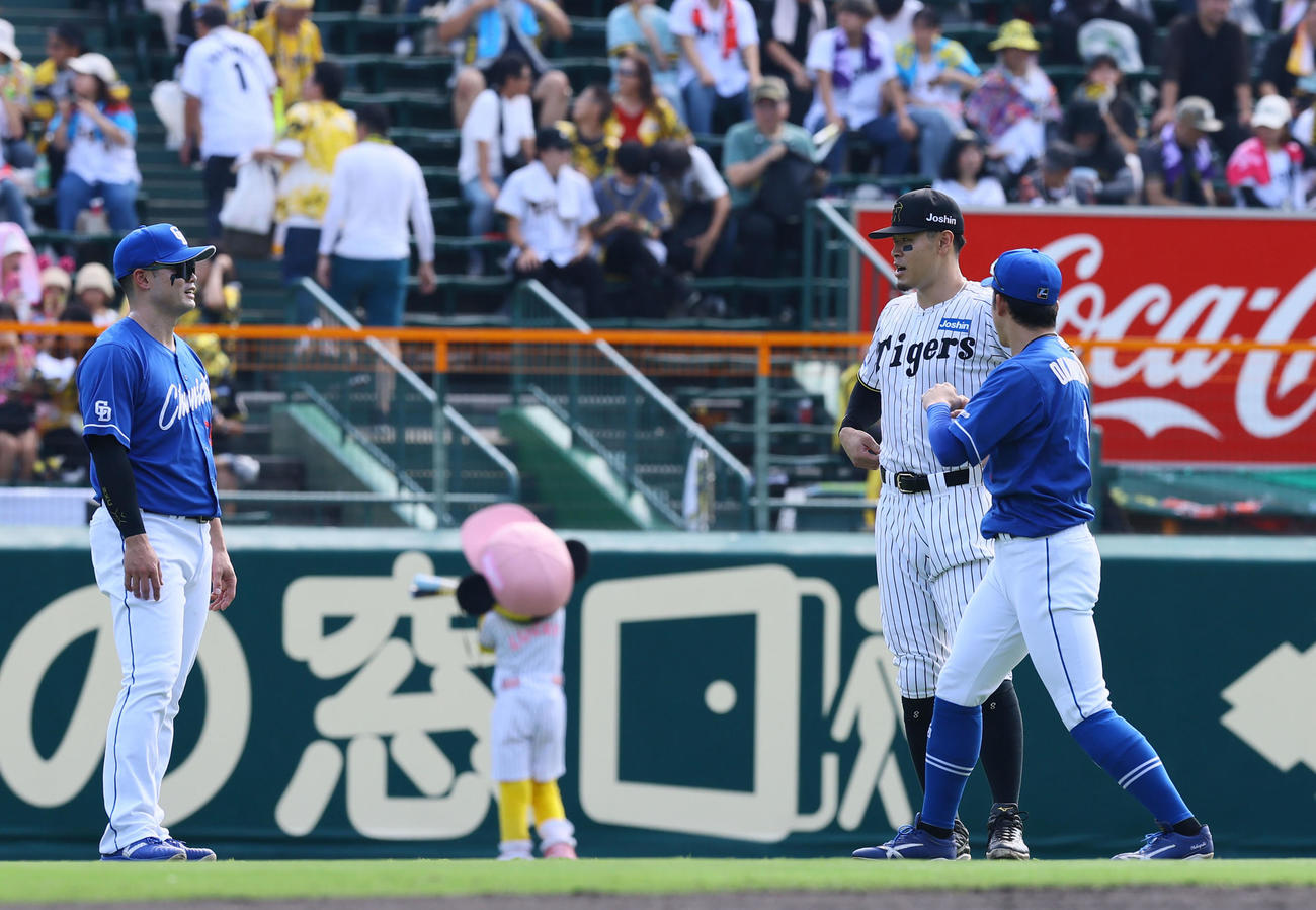 阪神対中日　中日岡林（右）、細川（左）と話しを阪神佐藤輝（撮影・藤尾明華）