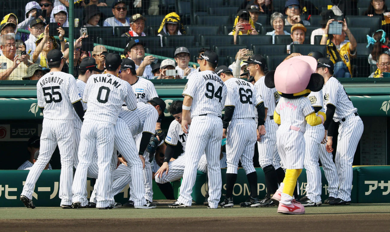 阪神対中日　試合前の円陣を組む阪神ナイン（撮影・加藤哉）