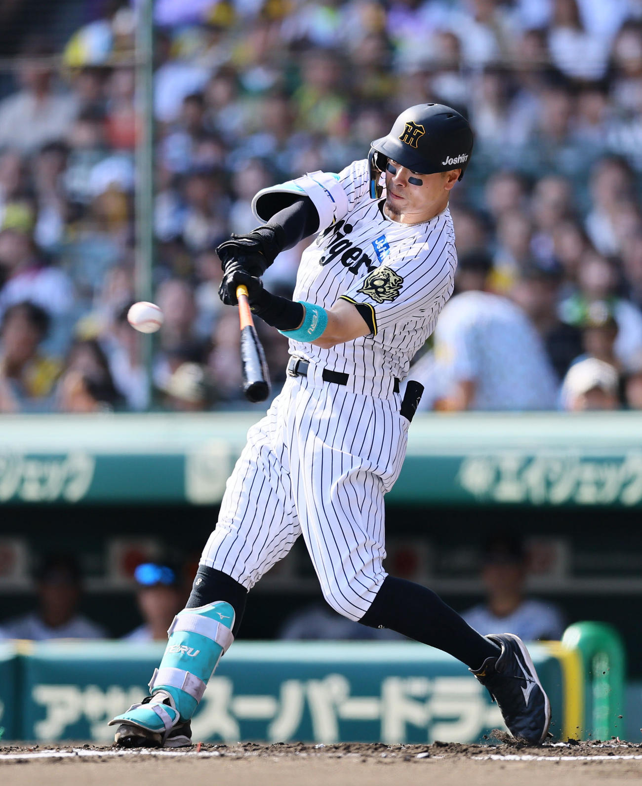 阪神対中日　1回裏阪神2死二塁、佐藤輝は左中間に適時二塁打を放つ（撮影・藤尾明華）