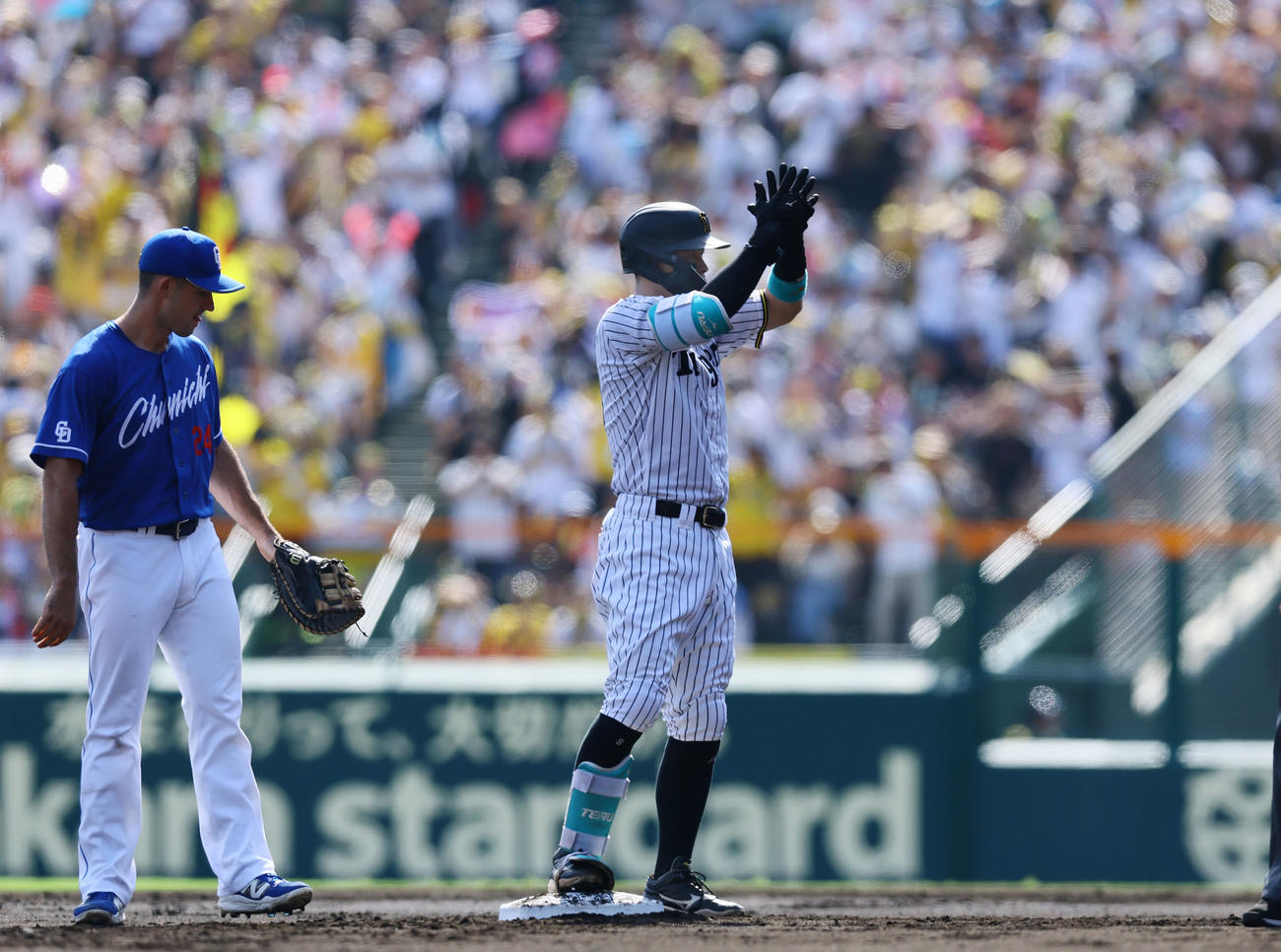 阪神対中日　1回裏阪神2死二塁、佐藤輝は左中間に適時二塁打を放ち手をたたく（撮影・藤尾明華）