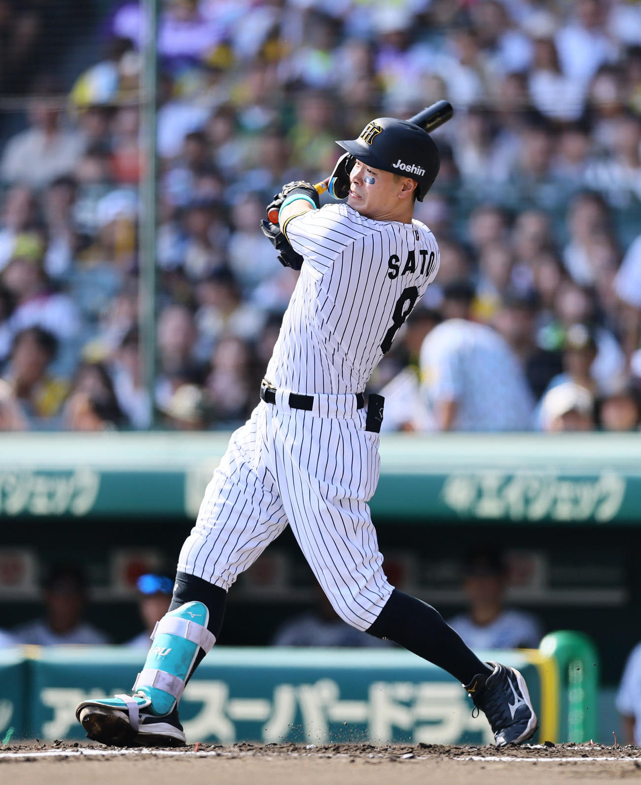 阪神対中日　1回裏阪神2死二塁、佐藤輝は左中間に適時二塁打を放つ（撮影・藤尾明華）
