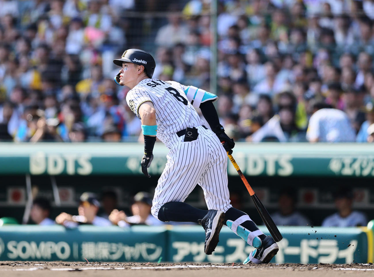 阪神対中日　1回裏阪神2死二塁、佐藤輝は左中間に適時二塁打を放つ（撮影・藤尾明華）