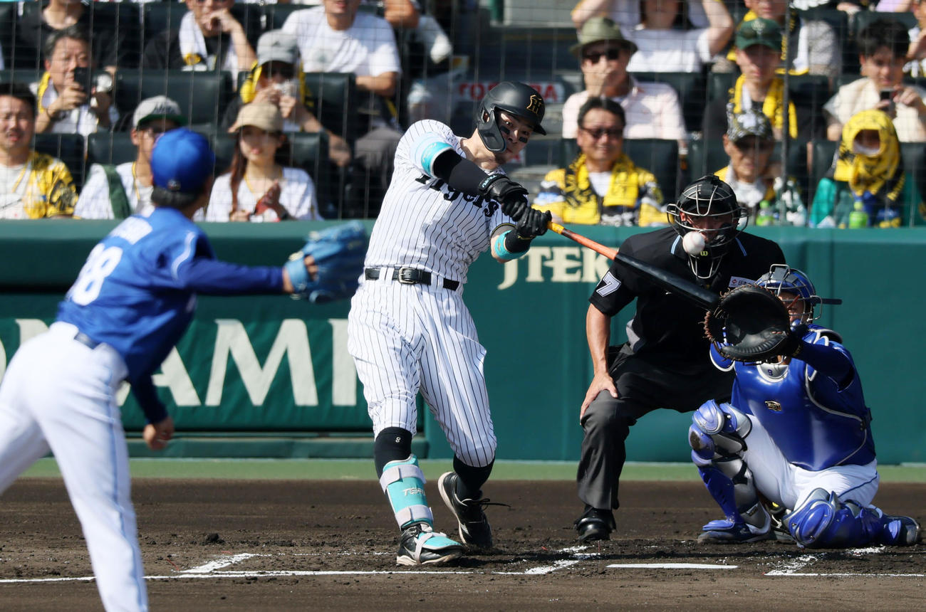 阪神対中日　1回裏阪神2死二塁、佐藤輝は左越え適時二塁打を放つ。投手松葉（撮影・加藤哉）