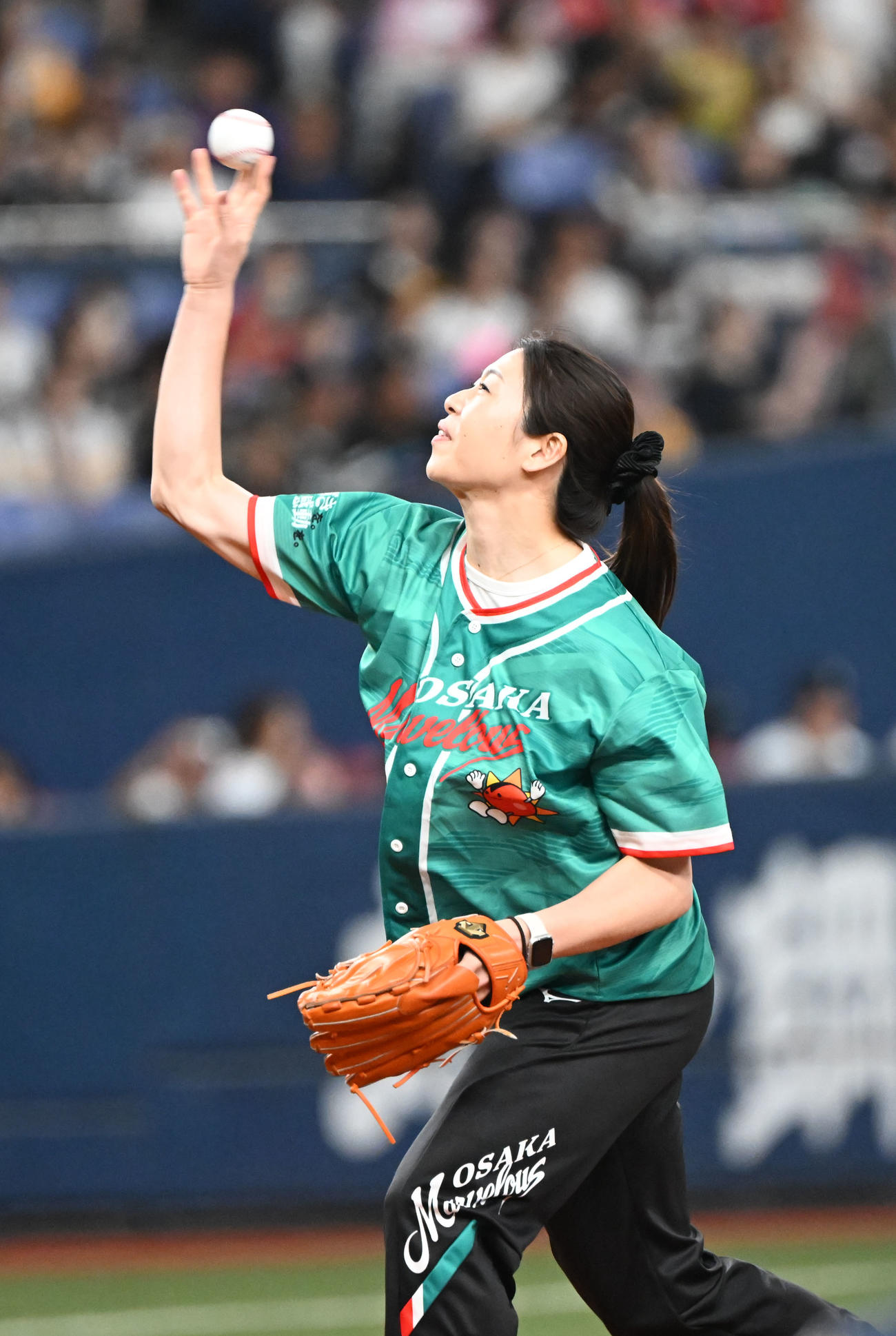 始球式を務めるバレー、大阪マーヴェラスの田中（撮影・和賀正仁）