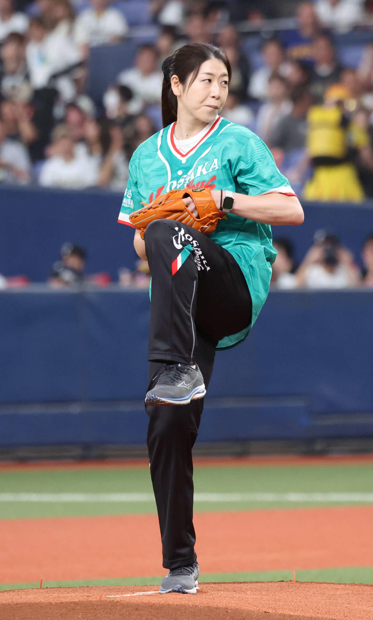 オリックス対ソフトバンク　試合前に始球式にに登場したSVリーグ大阪マーヴェラスの田中瑞稀（撮影・西尾就之）