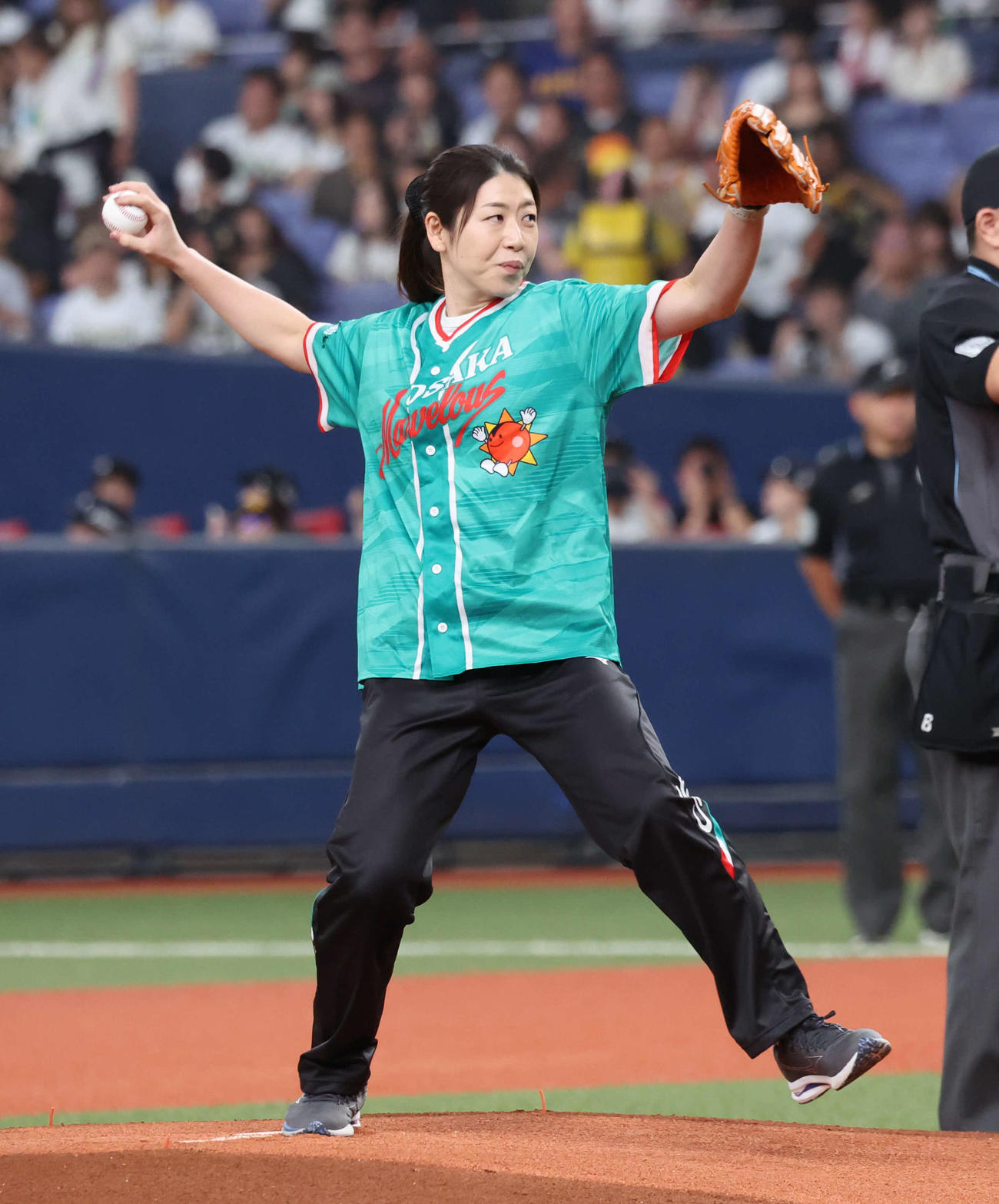 オリックス対ソフトバンク　試合前に始球式にに登場したSVリーグ大阪マーヴェラスの田中瑞稀（撮影・西尾就之）