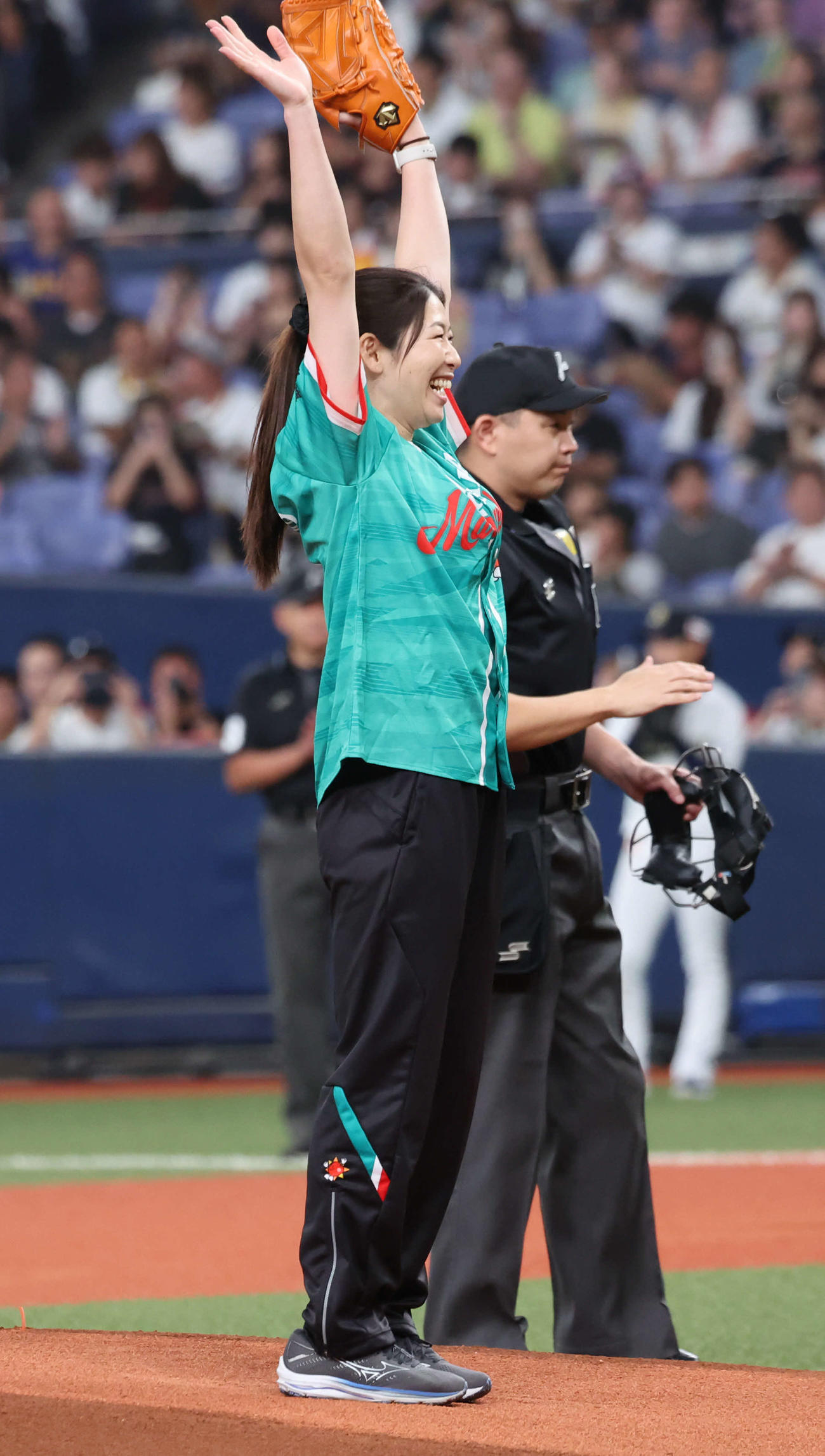 オリックス対ソフトバンク　試合前に始球式にに登場したSVリーグ大阪マーヴェラスの田中瑞稀は投げ終えてバンザイ（撮影・西尾就之）