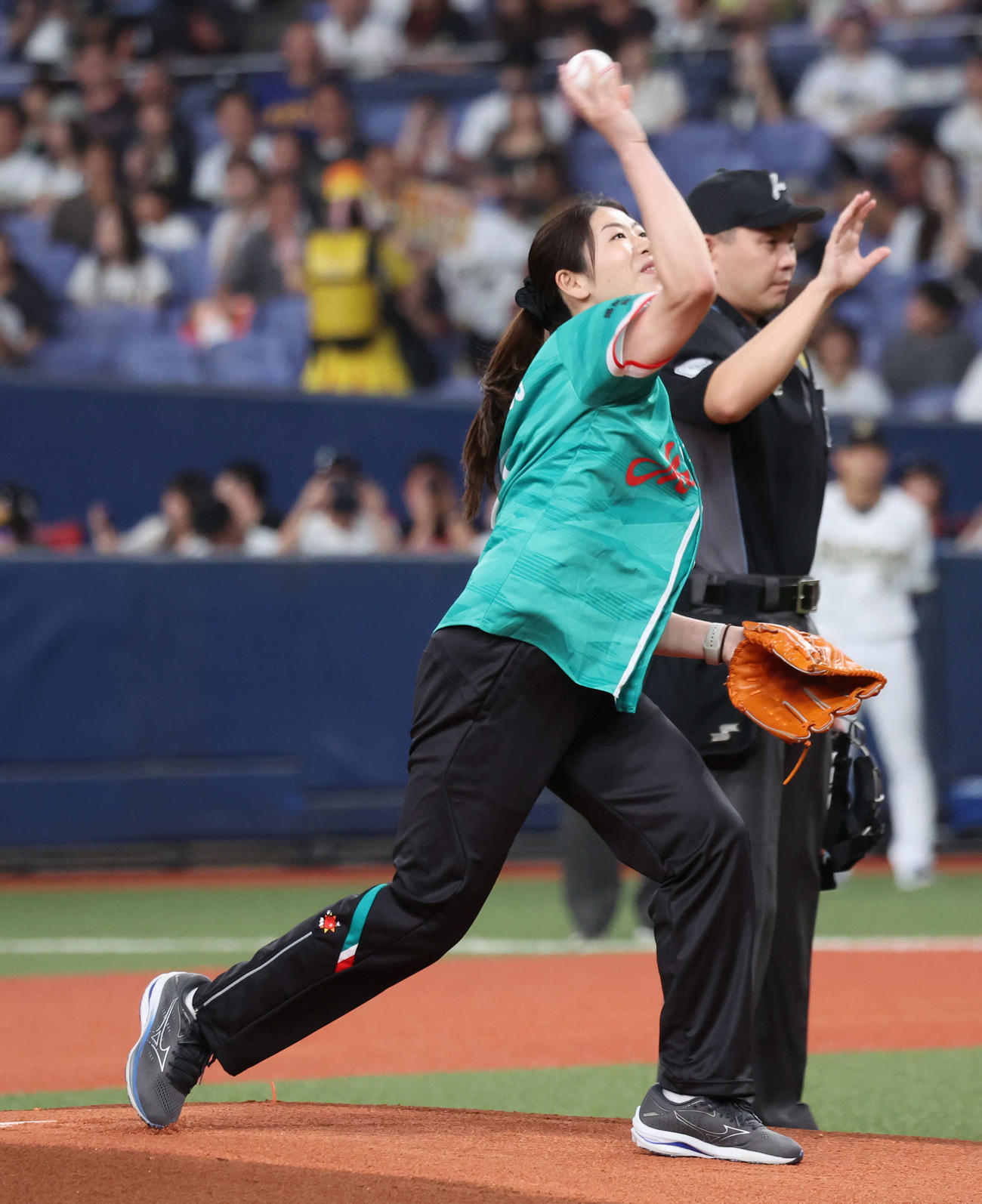 オリックス対ソフトバンク　試合前に始球式にに登場したSVリーグ大阪マーヴェラスの田中瑞稀（撮影・西尾就之）
