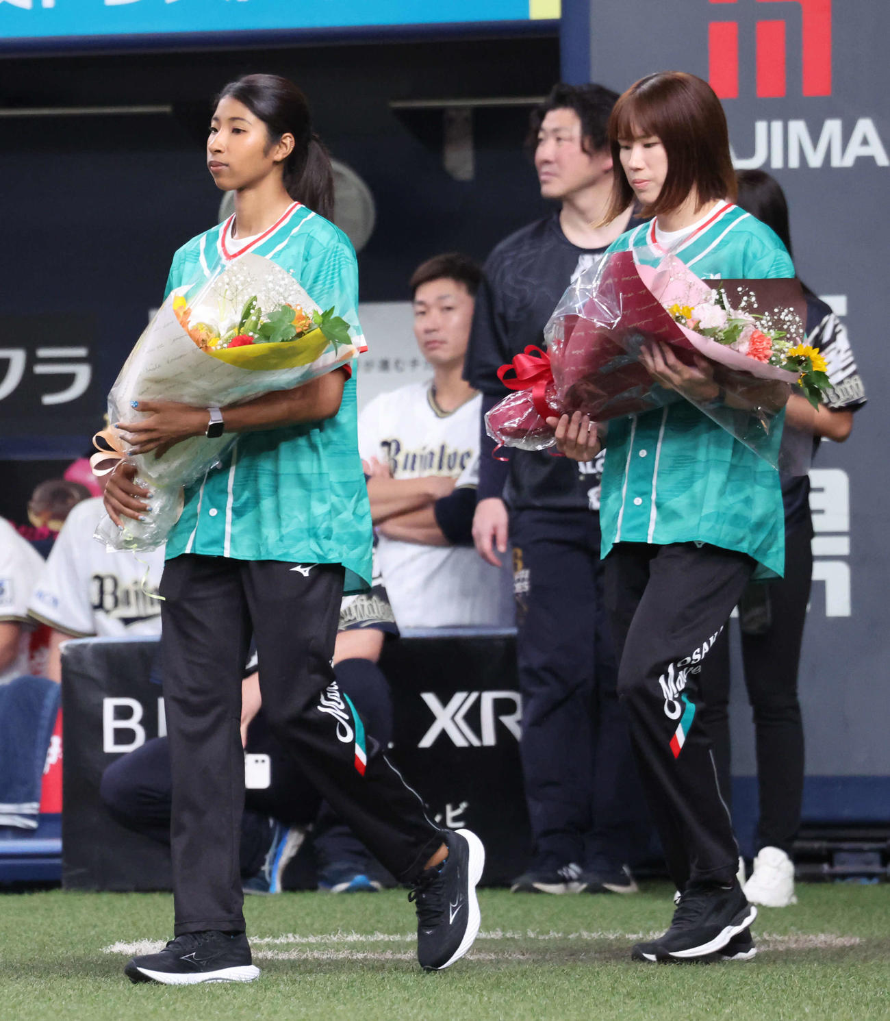 オリックス対ソフトバンク　試合前セレモニーの花束贈呈に登場したSVリーグ大阪マーヴェラスの宮部愛芽世（左）と林琴奈（撮影・西尾就之）