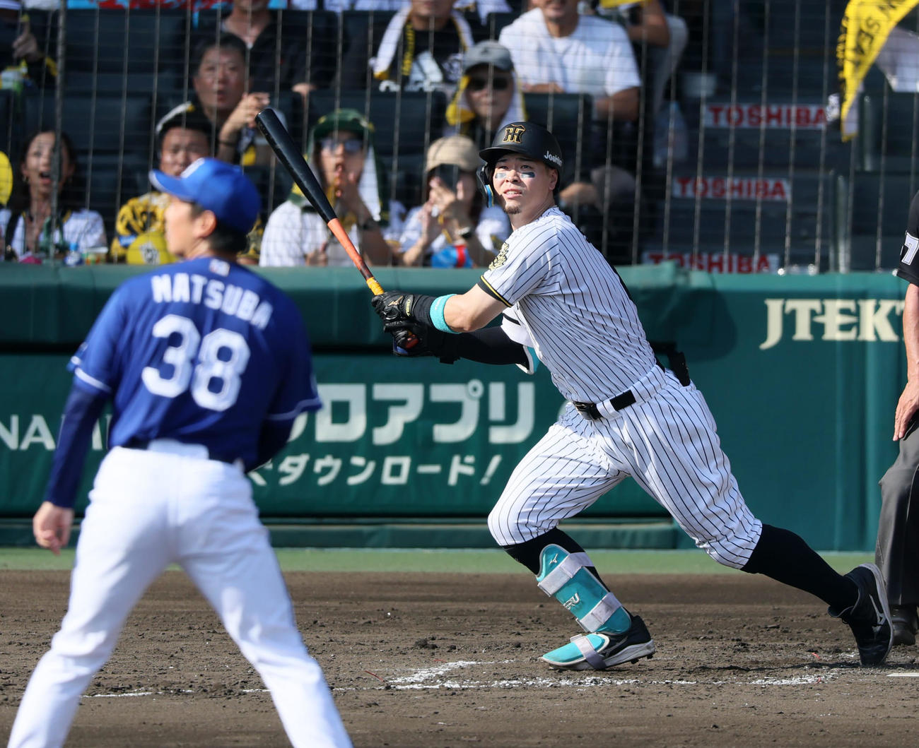 阪神対中日　3回裏阪神1死一塁、佐藤輝は右越え2点本塁打を放つ。投手松葉（撮影・加藤哉）