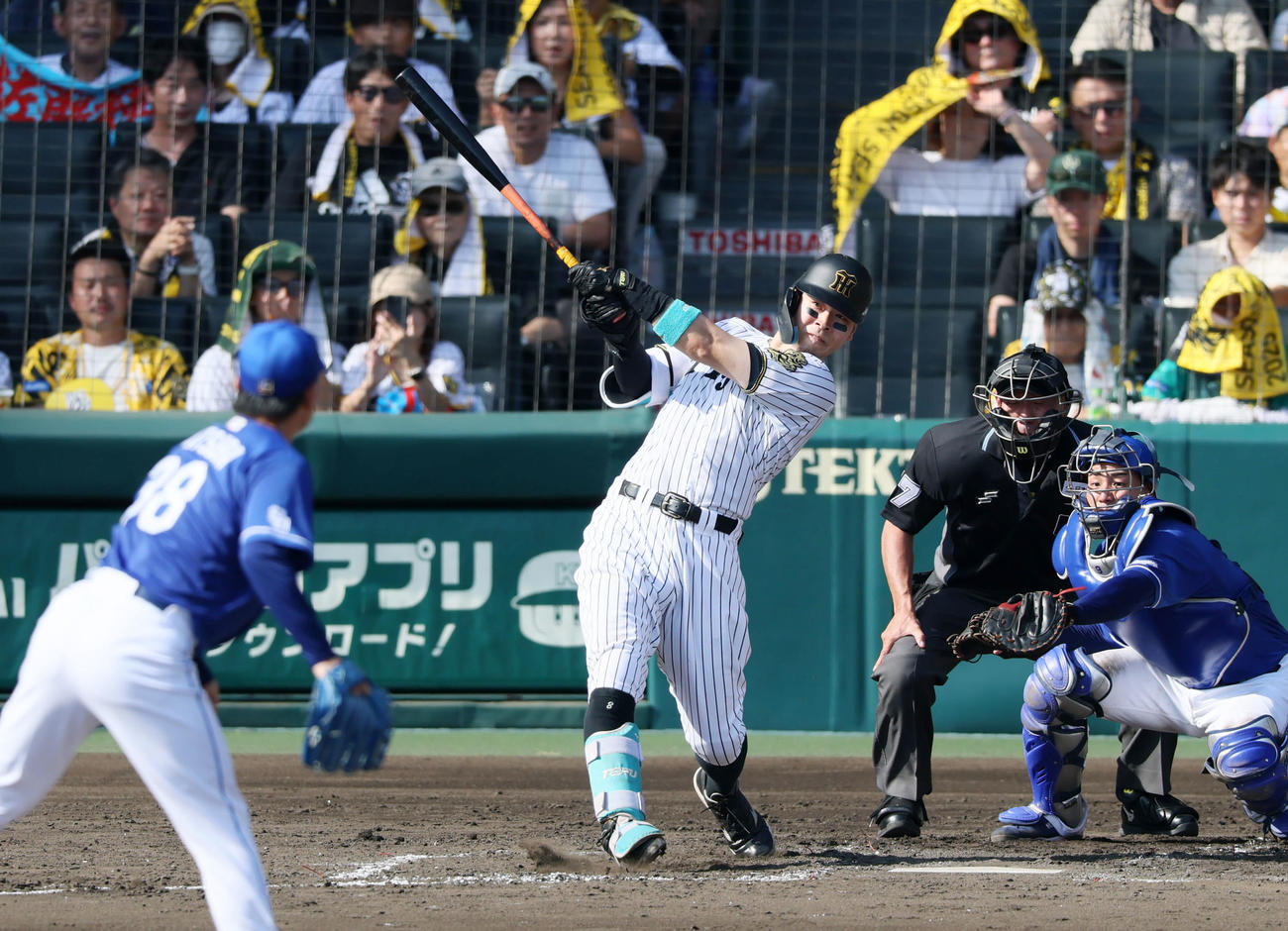 阪神対中日　3回裏阪神1死一塁、佐藤輝は右越え2点本塁打を放つ。投手松葉（撮影・加藤哉）