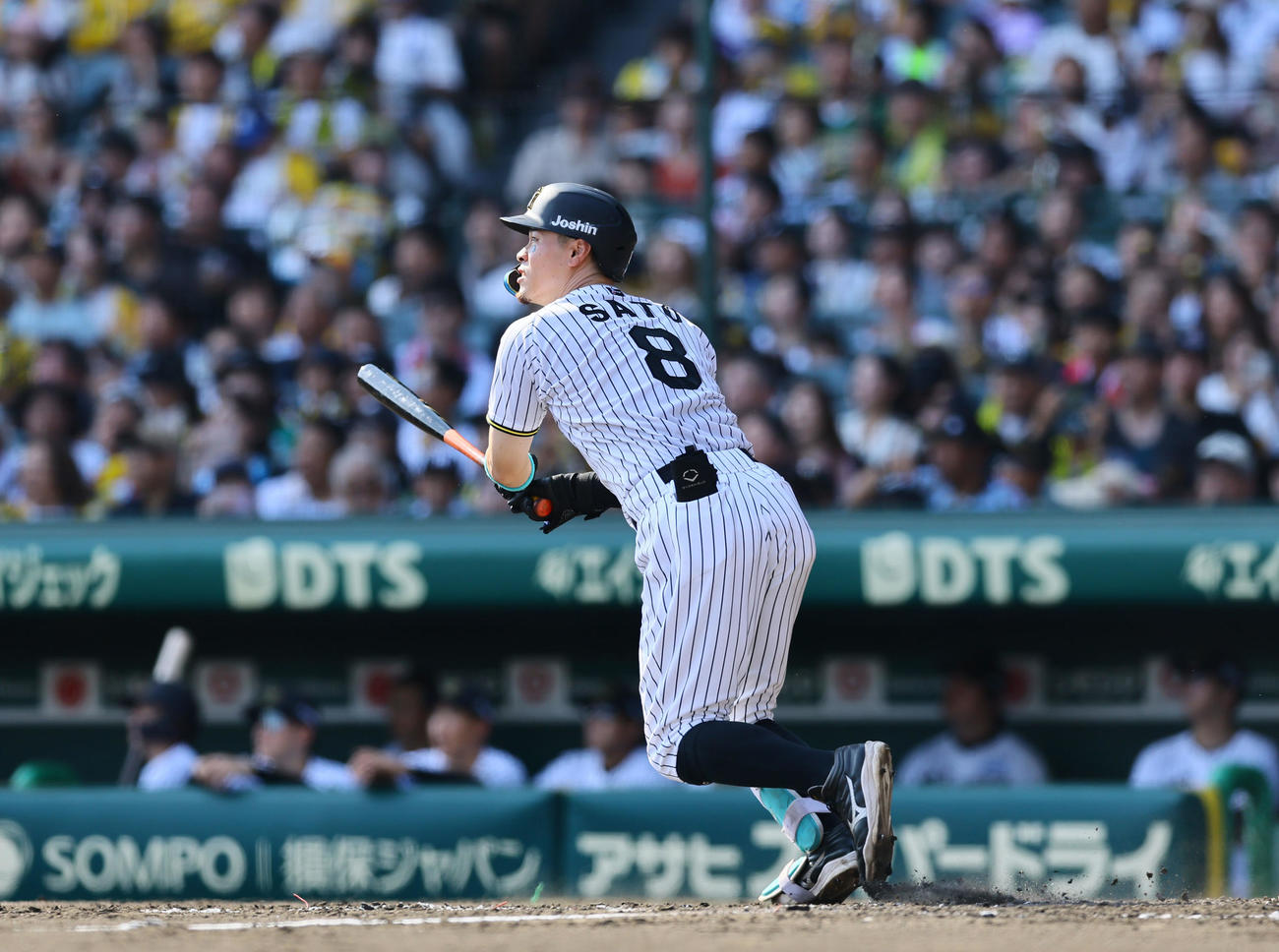 阪神対中日　3回裏阪神1死一塁、佐藤輝は右中間に2点本塁打を放つ（撮影・藤尾明華）