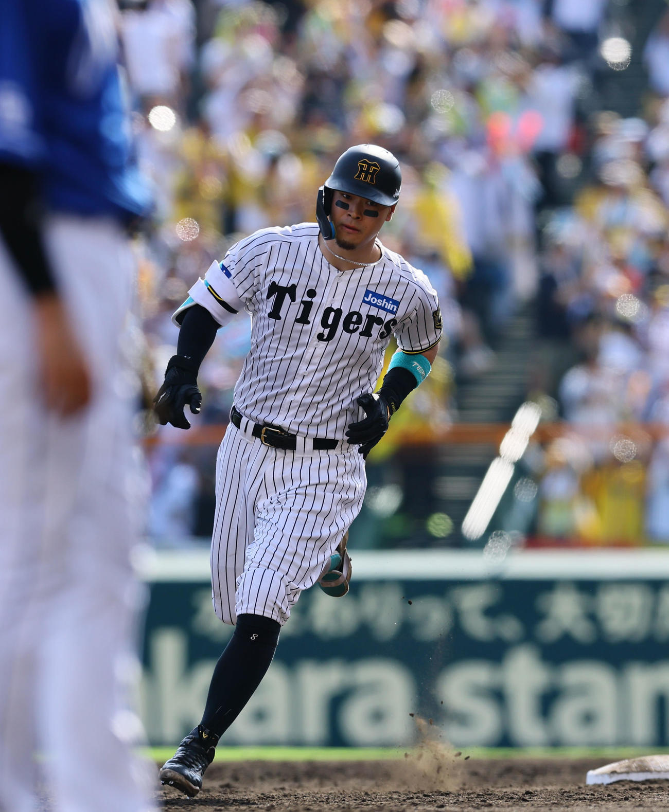 阪神対中日　3回裏阪神1死一塁、佐藤輝は右中間に2点本塁打を放ち三塁へ向かう（撮影・藤尾明華）