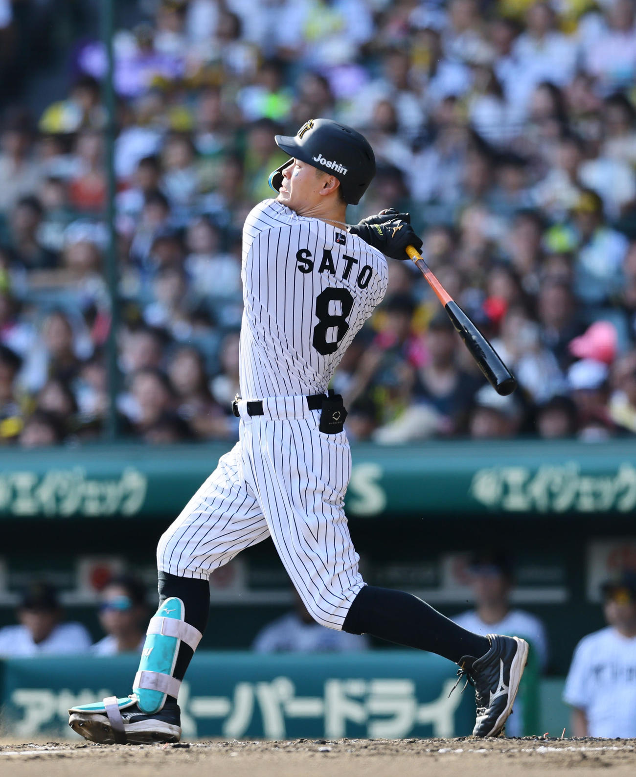 阪神対中日　3回裏阪神1死一塁、佐藤輝は右中間に2点本塁打を放つ（撮影・藤尾明華）