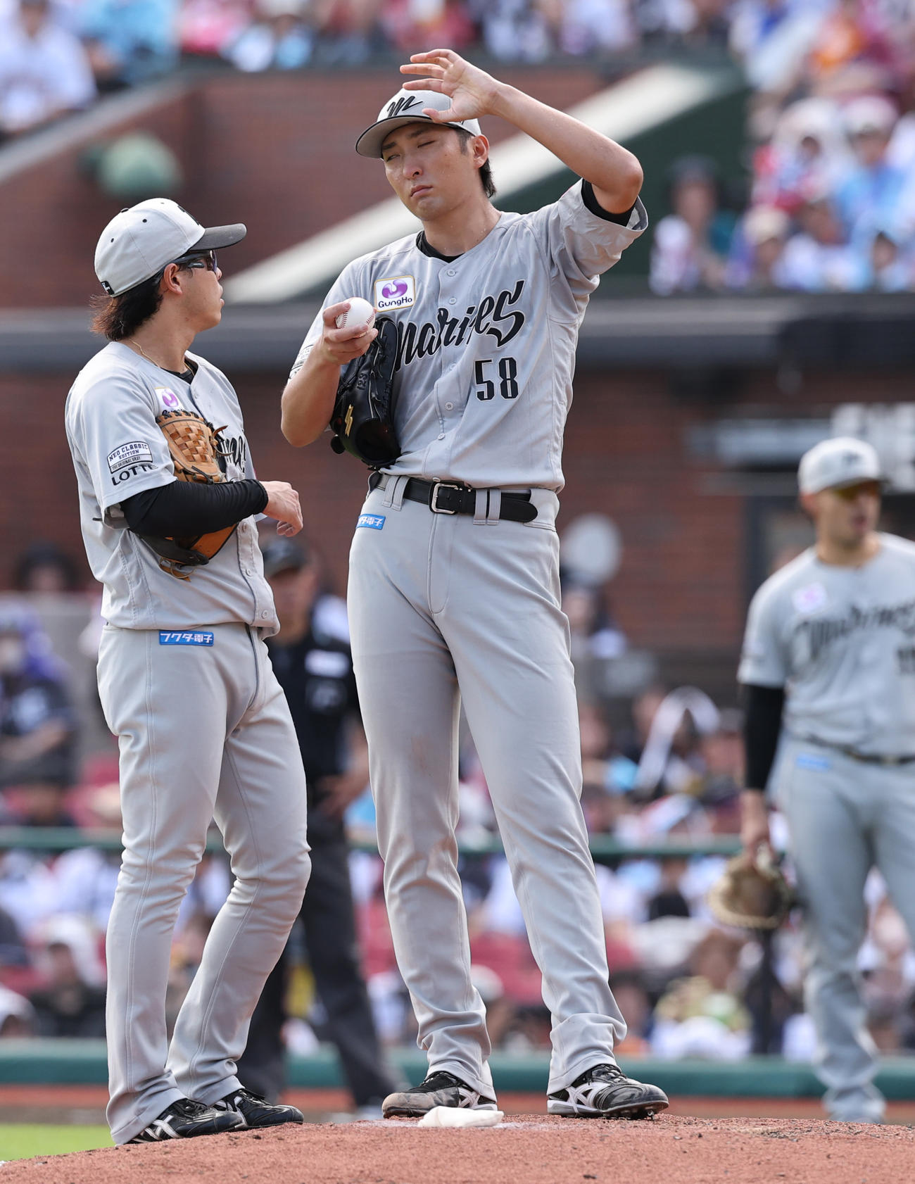 楽天対ロッテ　4回裏楽天1死満塁、武藤に押し出し死球を与えた河村（撮影・野上伸悟）