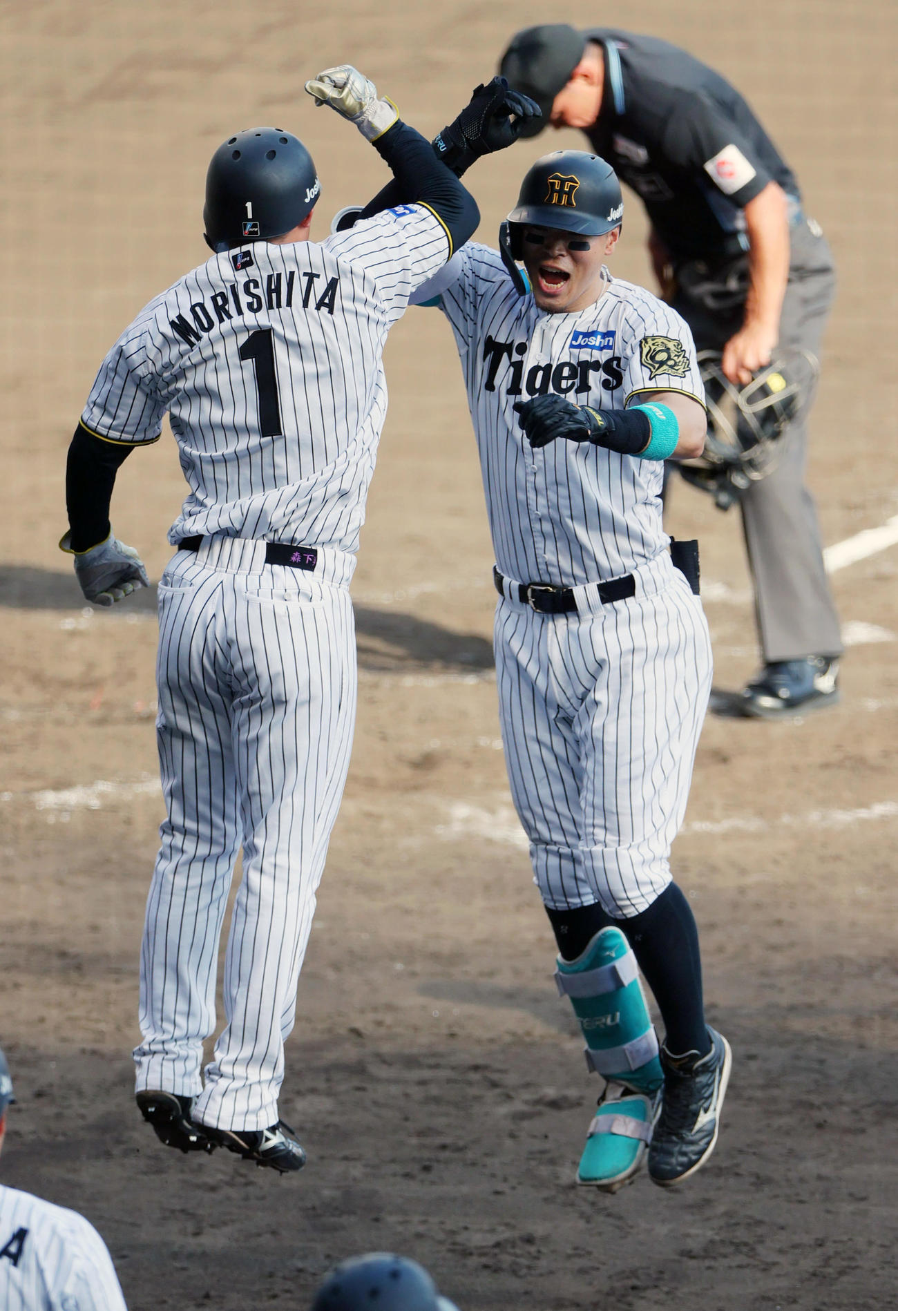 阪神対中日　5回裏阪神2死一塁、佐藤輝（右）は左越え2点本塁打を放ち一走森下とエルボータッチをかわす（撮影・上山淳一）