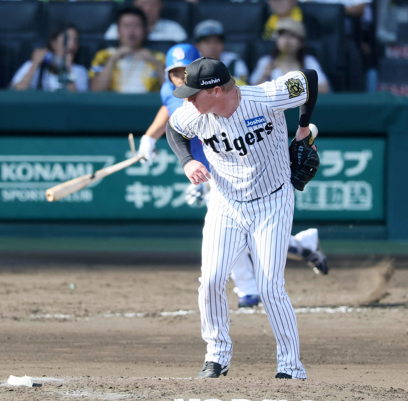 阪神対中日　5回表中日2死、代打川越の打球を背面キャッチ！？　惜しくも捕球は出来無かったがきっちり投ゴロに仕留めたネルソンでした（撮影・加藤哉）