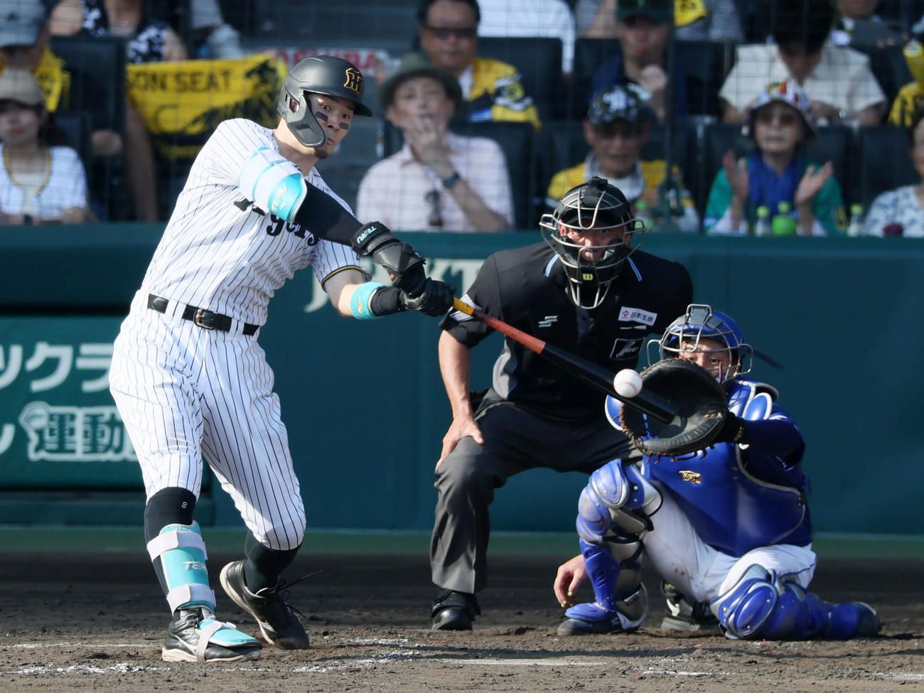 阪神対中日　5回裏阪神2死一塁、佐藤輝は左越え2点本塁打を放つ（撮影・加藤哉）