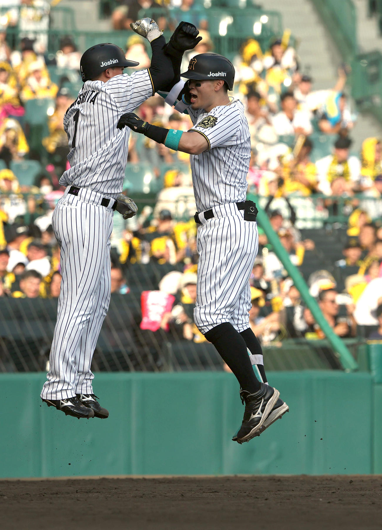 阪神対中日　5回裏阪神2死一塁、2点本塁打を放った佐藤輝（右）は森下と喜び合う（撮影・上田博志）