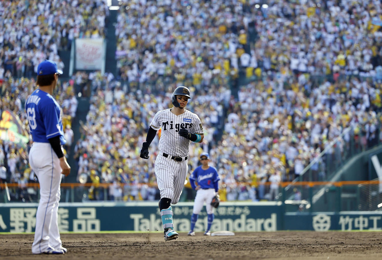 阪神対中日　5回裏阪神2死一塁、2点本塁打を放ち三塁へ向かう佐藤輝（撮影・藤尾明華）