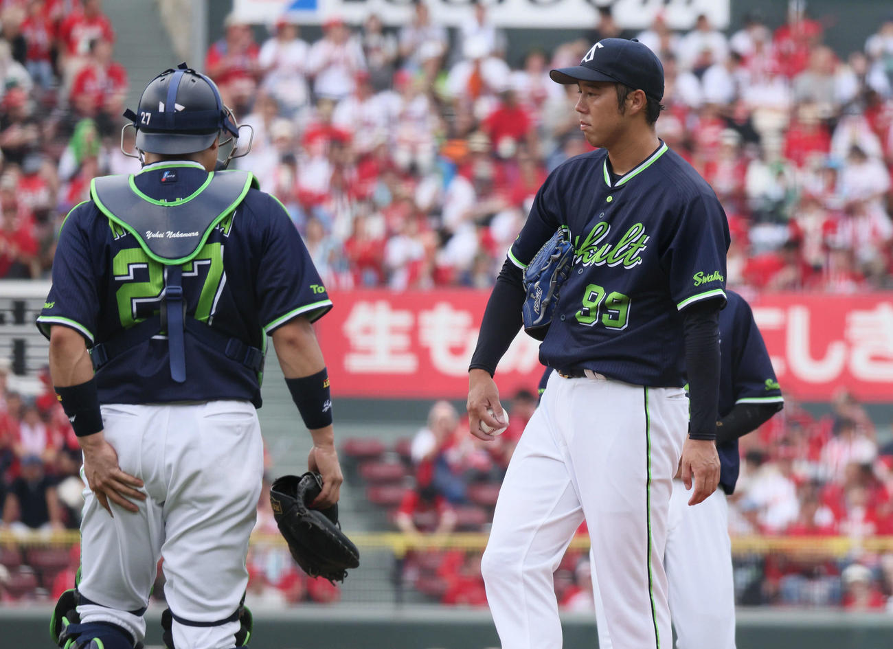 広島対ヤクルト　1回裏広島無死一、三塁、ファビアンに右前適時打を浴びたヤクルト先発の青柳（撮影・加藤孝規）