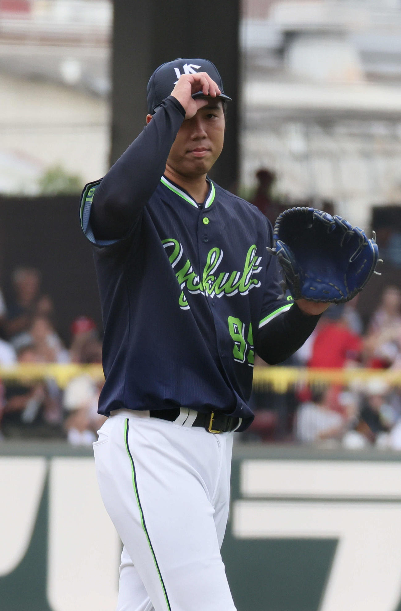広島対ヤクルト　1回裏広島無死一、三塁、ファビアンに右前適時打を浴びたヤクルト先発の青柳（撮影・加藤孝規）