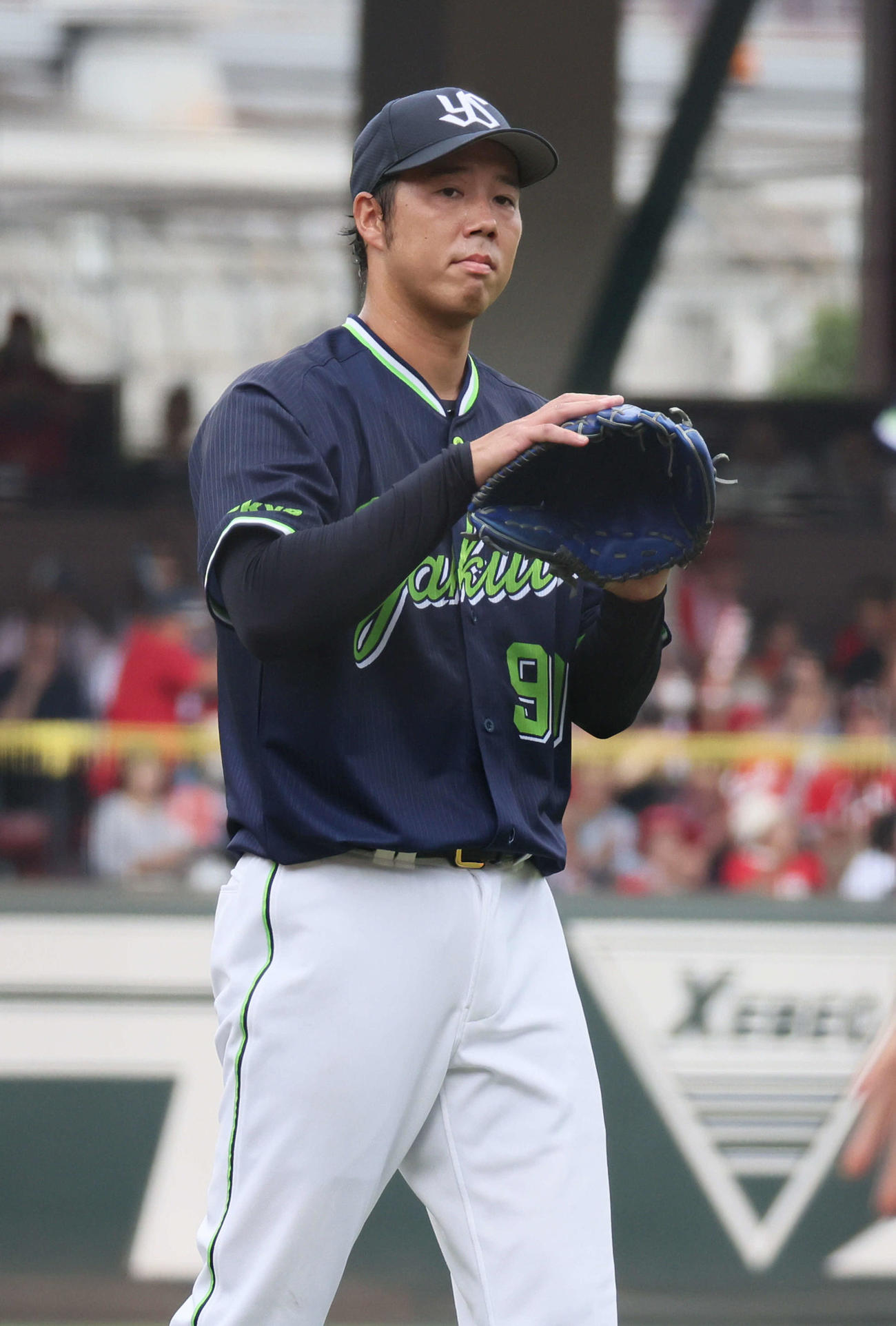 広島対ヤクルト　1回裏広島無死一、三塁、ファビアンに右前適時打を浴びたヤクルト先発の青柳（撮影・加藤孝規）