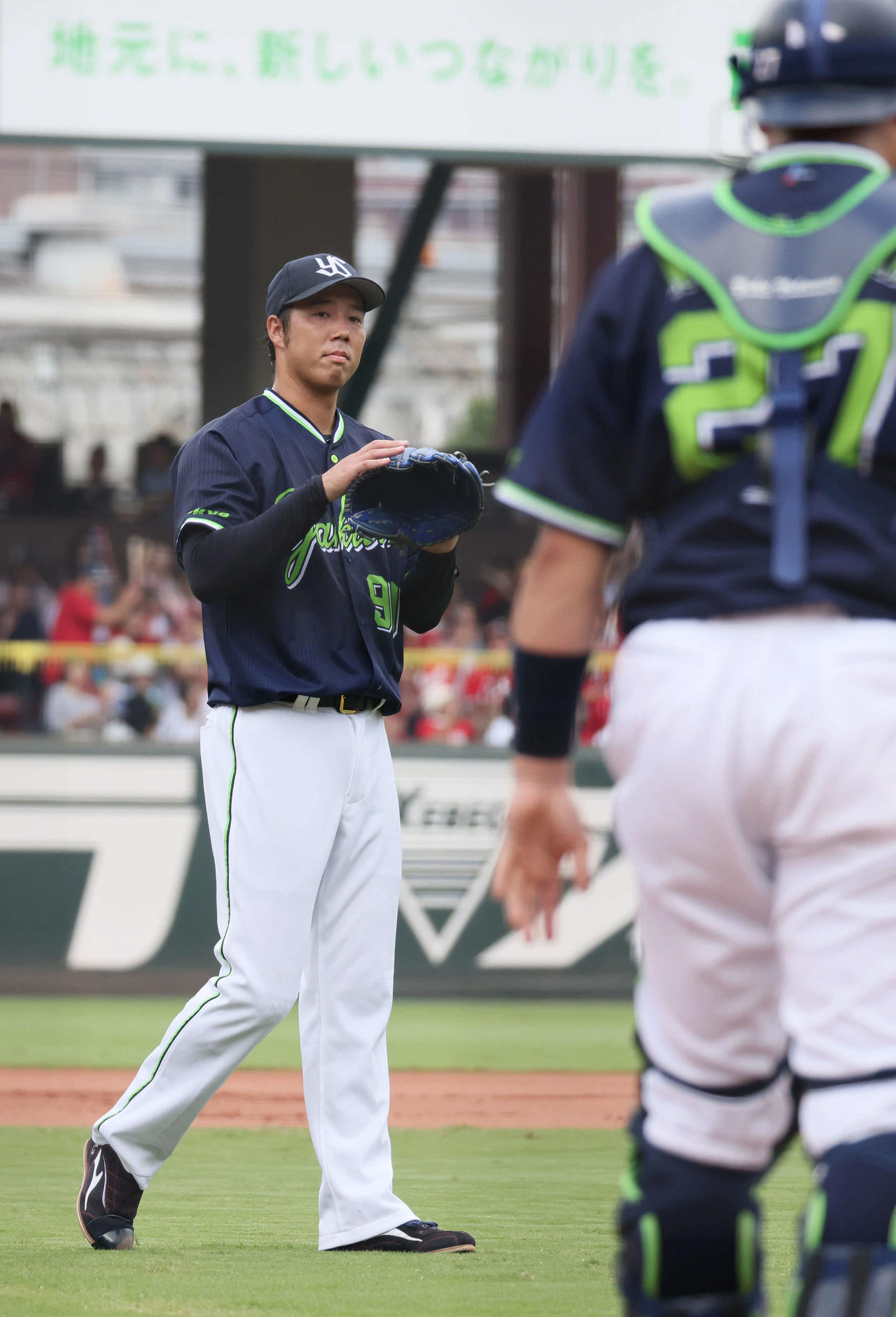広島対ヤクルト　1回裏広島無死一、三塁、ファビアンに右前適時打を浴びたヤクルト先発の青柳（撮影・加藤孝規）