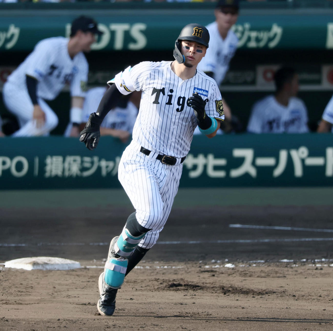 阪神対中日　5回裏阪神2死一塁、佐藤輝は左越え2点本塁打を放ちダイヤモンドを1周する（撮影・加藤哉）