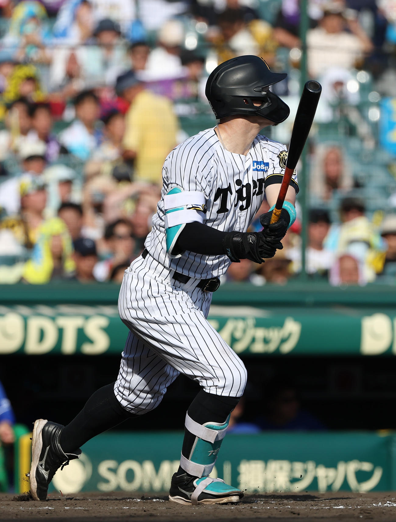 阪神対中日　5回裏阪神2死一塁、佐藤輝は左越え2点本塁打を放つ（撮影・上田博志）