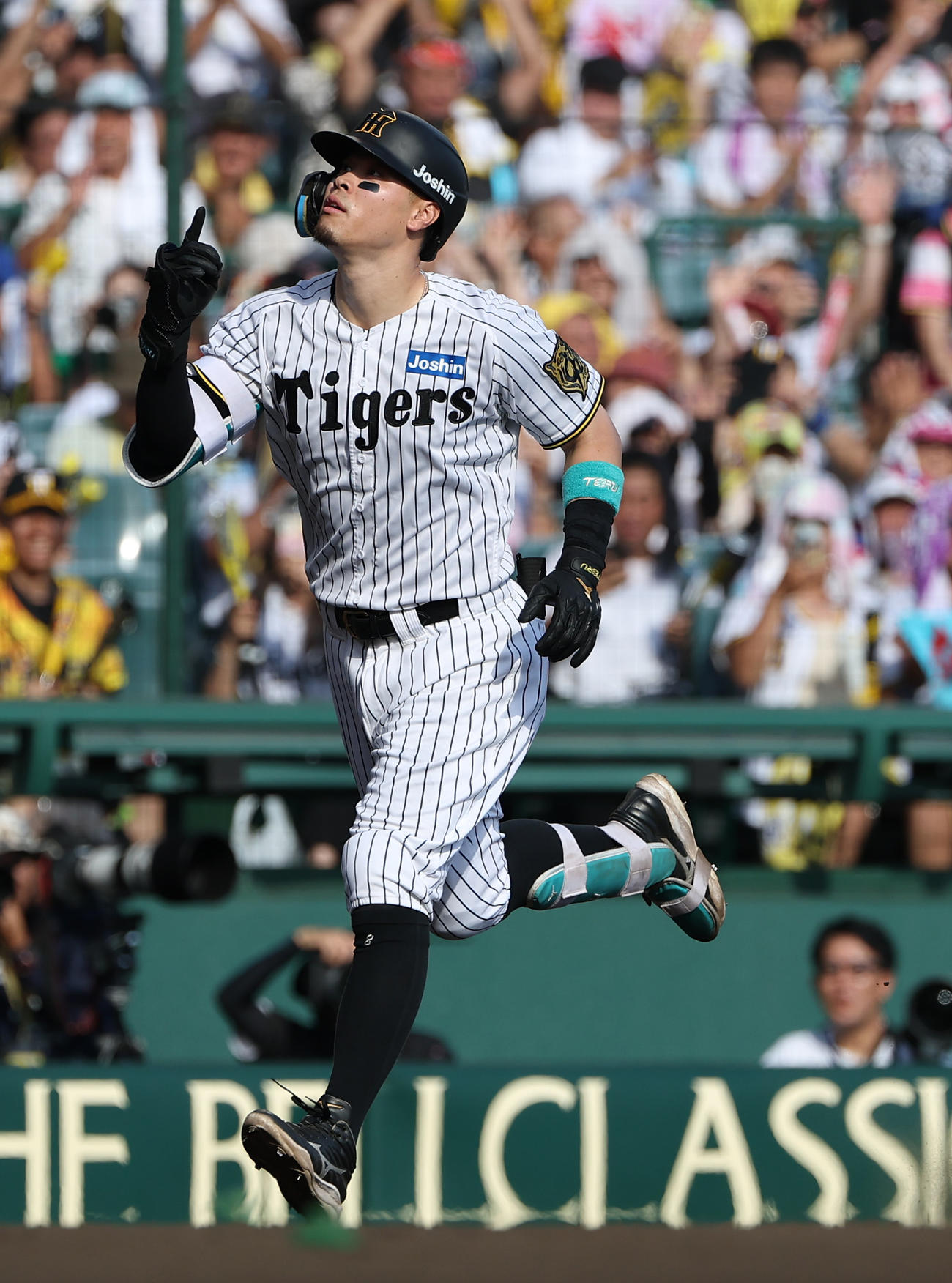 阪神対中日　5回裏阪神2死一塁、佐藤輝は左越え2点本塁打を放つ（撮影・上田博志）