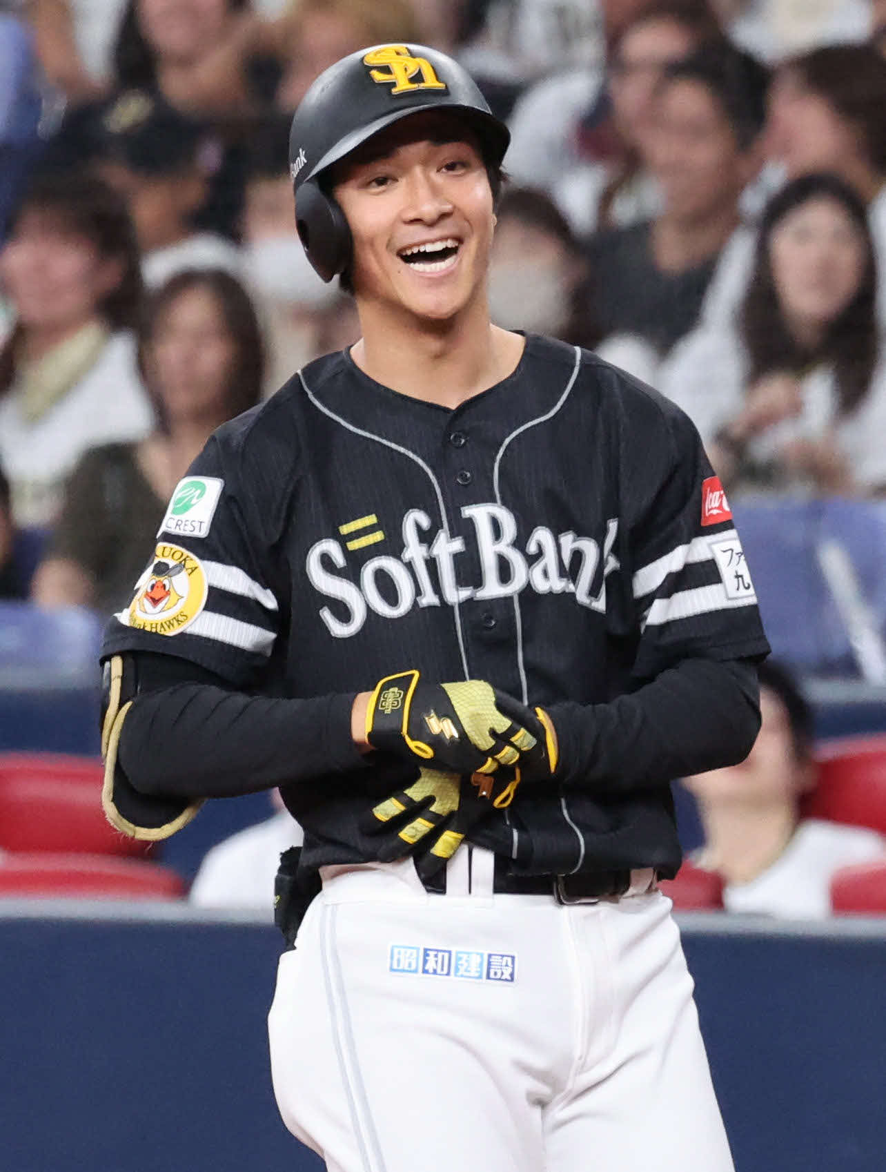 オリックス対ソフトバンク　3回表ソフトバンク2死一、二塁、柳町は中前適時打を放ち、一塁ベース上で笑顔（撮影・西尾就之）