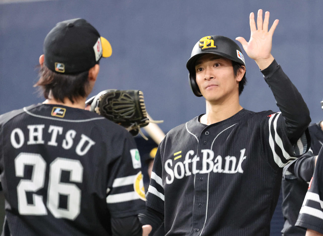 オリックス対ソフトバンク　3回表ソフトバンク2死一、二塁、中村の適時二塁打で生還した柳町は大津とハイタッチ（撮影・西尾就之）