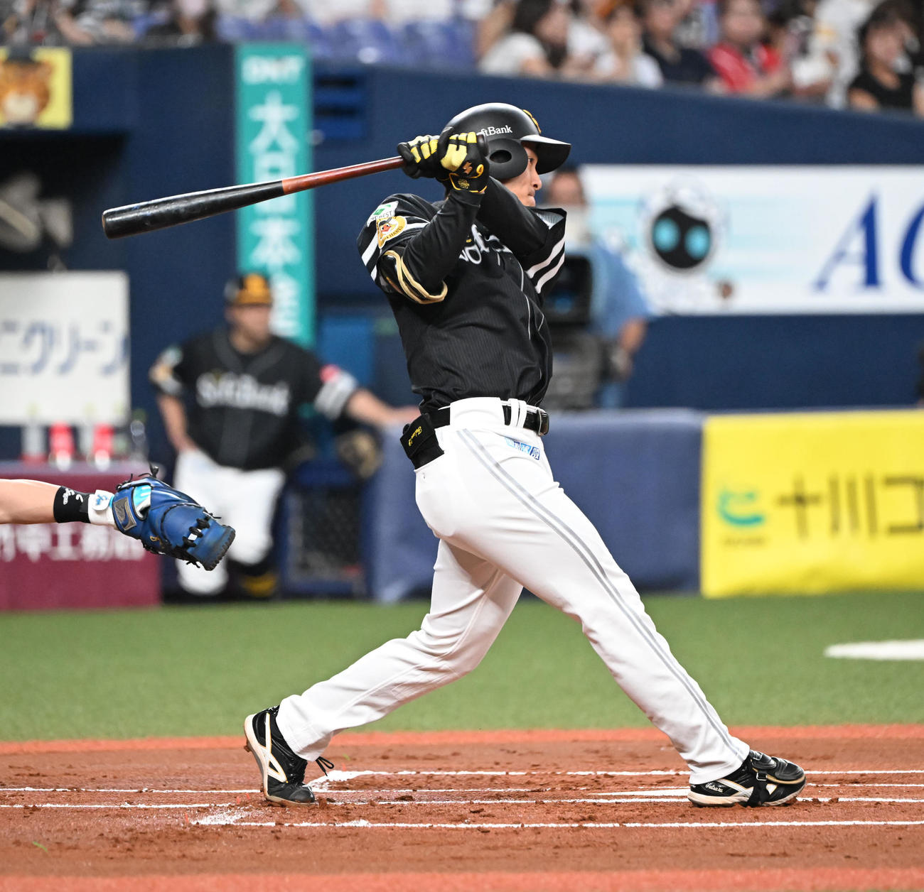 オリックス対ソフトバンク　1回表ソフトバンク2死、中前打を放つ柳町（撮影・和賀正仁）