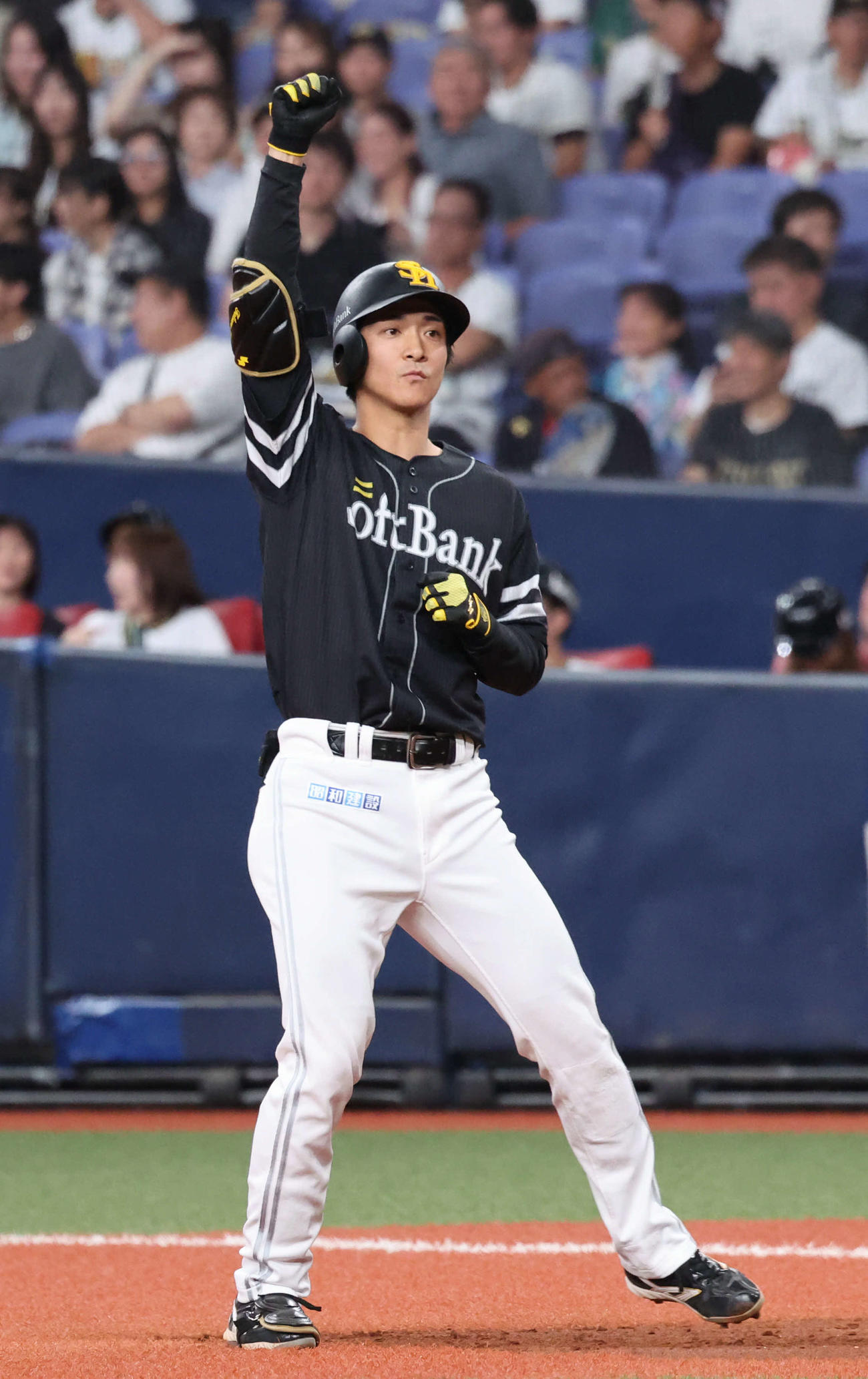 オリックス対ソフトバンク　3回表ソフトバンク2死一、二塁、柳町は中前適時打を放ち、一塁ベース上でベンチに向かってポーズ（撮影・西尾就之）