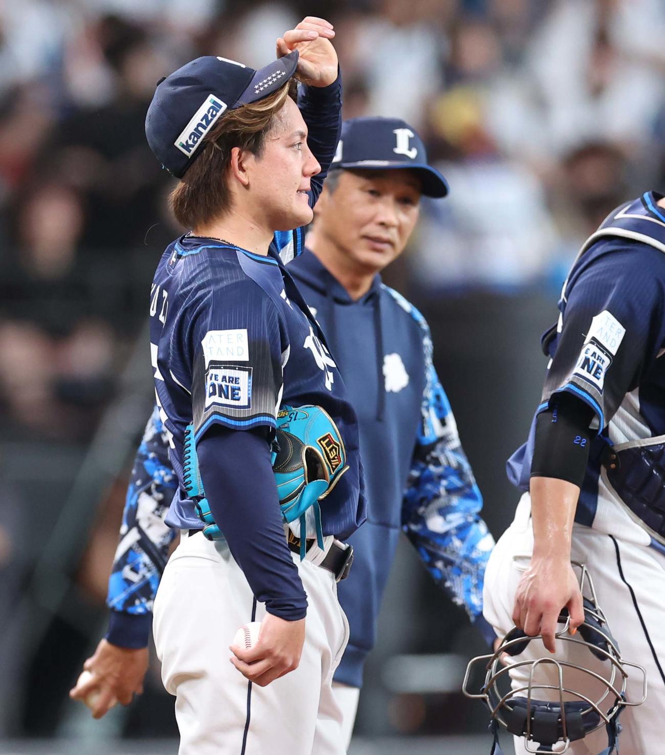 日本ハム対西武　6回途中降板の与座（撮影・黒川智章）