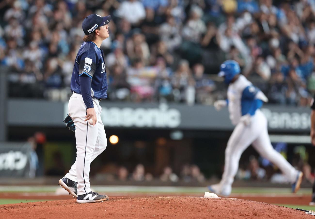 日本ハム対西武　6回裏日本ハム無死、レイエスに本塁打を浴びる与座（撮影・黒川智章）